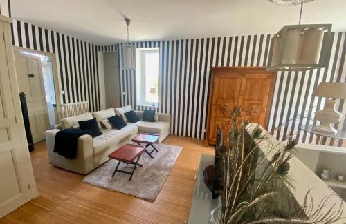 Donville-les-Bains Villa | Relaxing Donvillaise Retreat: Jacuzzi & Steps to the Beach
