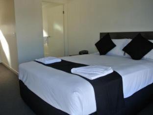 Springsure Hotel | Explore Dooley's Tavern & Motel: Family-Friendly Retreat