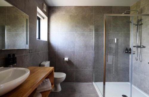Doolin Hotel | Welcoming Doolin Inn: Oceanfront Stay with Top Amenities