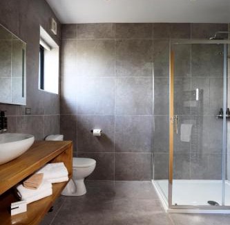 Doolin Hotel | Welcoming Doolin Inn: Oceanfront Stay with Top Amenities