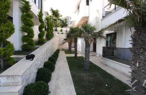 Buyukcekmece Villa | Relax at Doost Villas: Pet-Friendly Getaway with Pool & Hot Tub