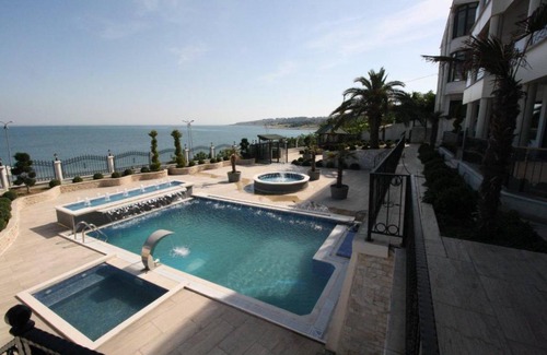 Buyukcekmece Villa | Relax at Doost Villas: Pet-Friendly Getaway with Pool & Hot Tub