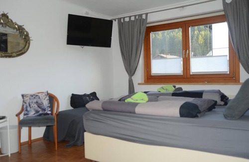 Sankt Kanzian am Klopeiner See Bed & Breakfast | Ocean View Doppelzimmer 3 at Pension Eule Awaits You