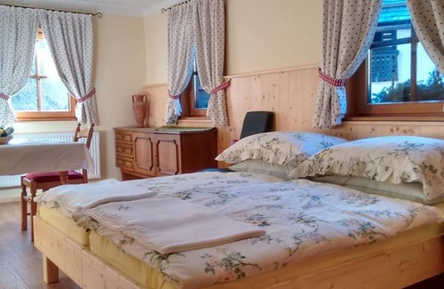 Sankt Oswald Apartment | Comfortable Doppel- Oder Dreibettzimmer at Alte Schule