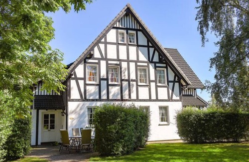 Niederberndorf House | Family-Friendly Doppelhaus - Dreifachhexe with Kitchen Access