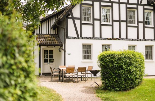 Niederberndorf House | Family-Friendly Doppelhaus - Dreifachhexe with Kitchen Access