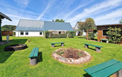 Mirow House | Family-Friendly Retreat at Doppelhaushälfte Mirow Starsow