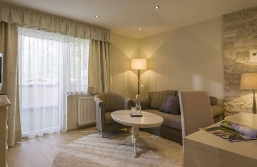 Pertisau Cottage | Cozy Room with Balcony & Ocean View at Café-pension Erika