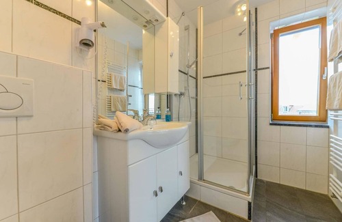 Murnau am Staffelsee Apartment | Cozy Balcony Room at Haus am Gries with Family-Friendly Amenities
