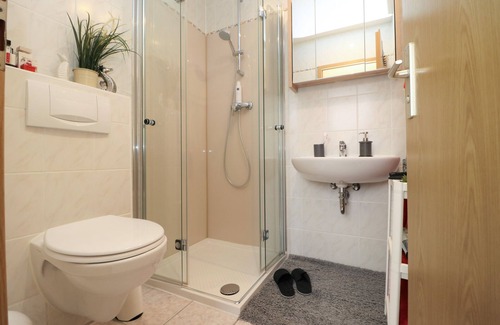 Ostseebad Ahrenshoop Apartment | Cozy Room with Kitchen Steps from Bodden and Sea