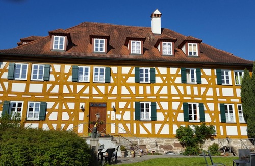 Bad Windsheim Cottage | Cozy Doppelzimmer at Pension Pastoriushaus: Pet-Friendly Stay