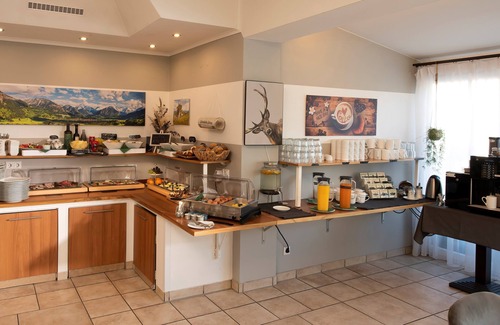 Wangen im Allgaeu Apartment | Cozy Balcony Room for Two with Spa and Breakfast Included