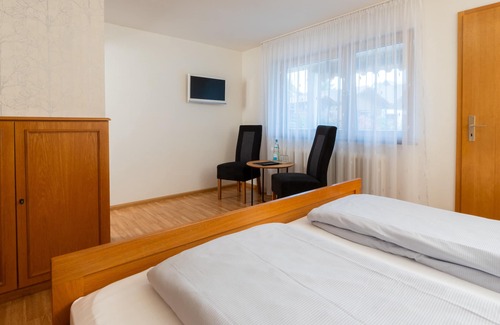 Bad Bellingen Apartment | Cozy Doppelzimmer 2 - Müller Thurgau with Breakfast Included