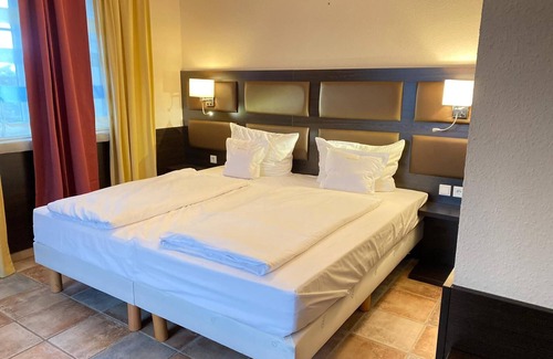 Rhein-Erft-Kreis District House | Cozy Doppelzimmer 203: Pet-Friendly with Breakfast Included