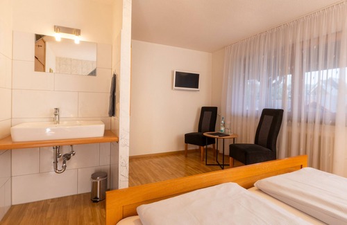 Bad Bellingen Apartment | Cozy Doppelzimmer 3 - Chardonnay with Breakfast Included