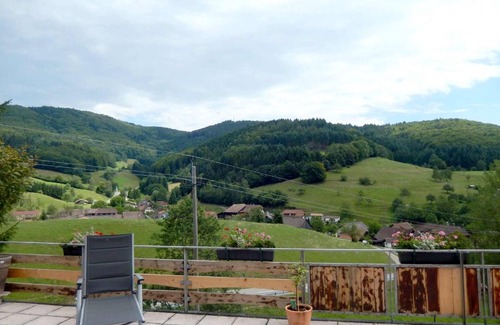 Endenburg Apartment | Cozy Doppelzimmer 3 with Balcony & Complimentary Breakfast