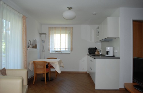 Langenargen Apartment | Cozy Doppelzimmer B with Kitchen & Breakfast Options