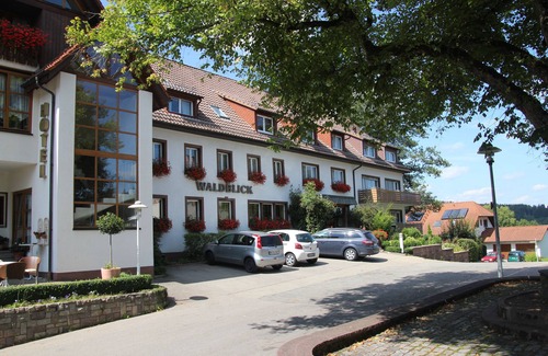 Donaueschingen Apartment | Modern Doppelzimmer Comfort with Balcony & Spa Amenities