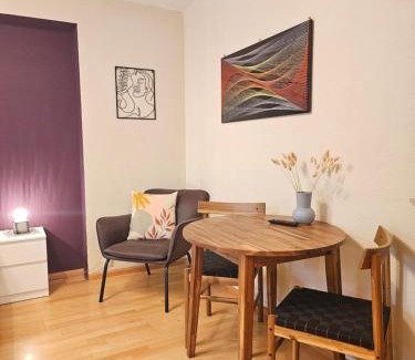 Zahringen House | Convenient Doppelzimmer with Shared Kitchen & Bath