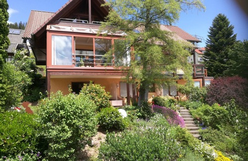 Schonach im Schwarzwald Apartment | Cozy Room with Private Balcony and Breakfast Included