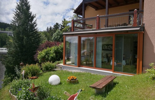 Schonach im Schwarzwald Apartment | Cozy Room with Private Balcony and Breakfast Included