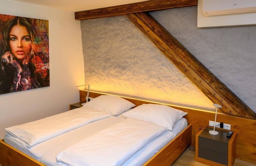 Enns House | Comfortable Doppelzimmer in Appartement-hotel GH Zum Goldenen Schiff