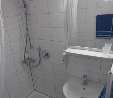 Tuebingen House | Inviting Doppelzimmer mit Albblick - Family-Friendly Stay
