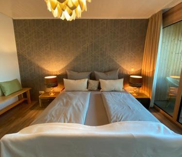 Simmersfeld Apartment | Cozy Room with Bath & Balcony, Rated 9/10 by Guests