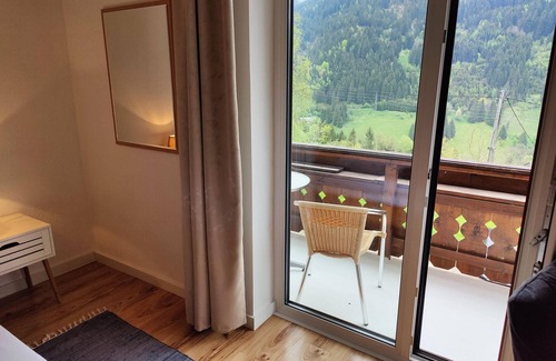 Kraa Apartment | Relaxing Balcony Retreat at Pension Almhof with Spa
