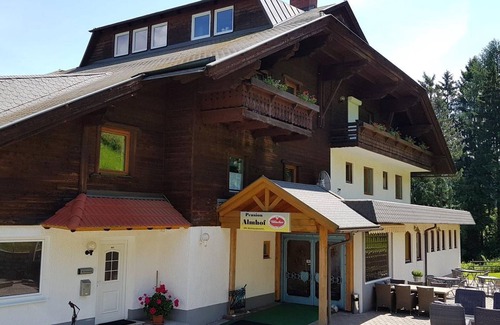 Kraa Apartment | Relaxing Balcony Retreat at Pension Almhof with Spa