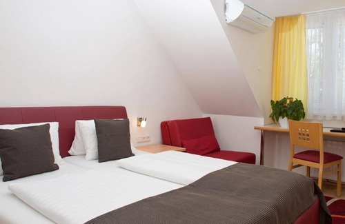 Rust Bed & Breakfast | Cozy Double Room at Hotel am See Rust with Ocean View