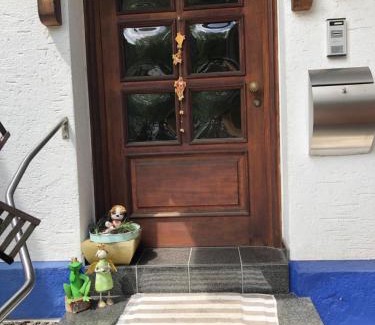 Winningen House | Comfortable Room with Waterbed - Guest Rated 7.5/10