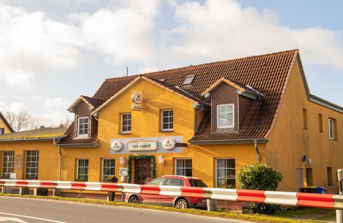 Prohn Apartment | Comfortable Doppelzimmer at Pension Zur Kurve with Breakfast