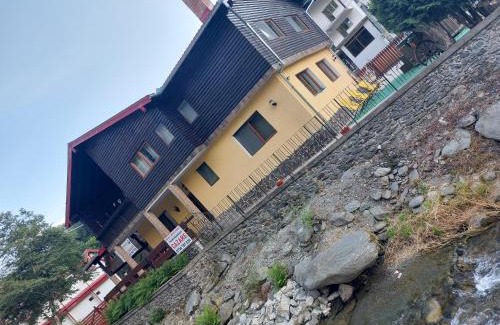 Cartisoara House | Inviting Retreat at Dor de Munte Transfăgarasan: 8.8/10 Rated
