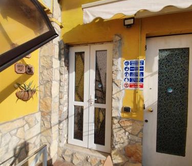 Sud-Ovest House | Stylish Dora Baltea Monolocale with Top Guest Rating 8.7