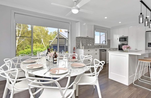 Dora Creek House | Tranquil Dora Creek Waterfront Retreat with Jetty Access