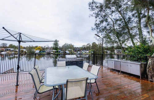 Dora Creek House | Discover Dora on the Water - Lake House with Pool & Spa
