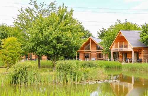 Thorpe On The Hill Cabin | Discover Dorado Lodge: Pet Friendly with Spa & Breakfast