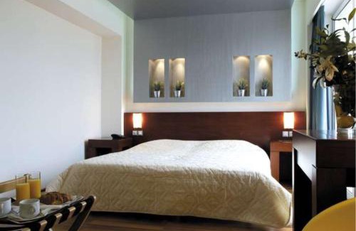 Psirri Hotel | Discover Dorian Inn: Family-Friendly with Pool & Dining