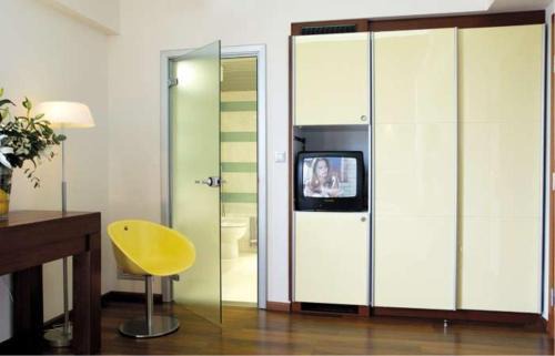 Psirri Hotel | Discover Dorian Inn: Family-Friendly with Pool & Dining