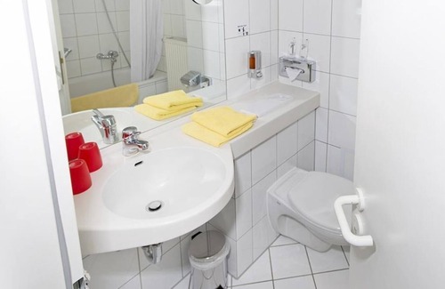 Dresden House | DORMERO Rooms, Early Booker 1 - DORMERO Hotel Dresden Airport