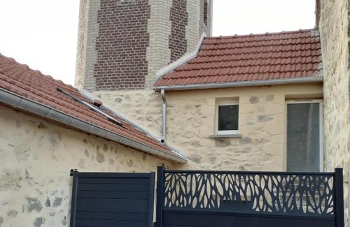 Chezy-en-Orxois Hotel | Experience an Ancient Pigeon Loft with Hot Tub Comfort