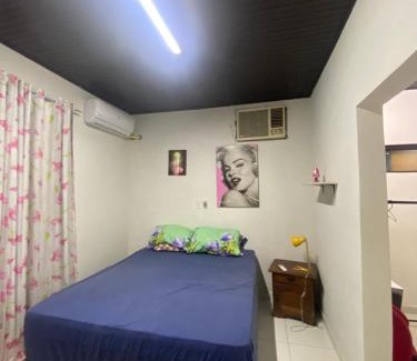 Asuncion House | Dormitorio con baño en Casa Residencial