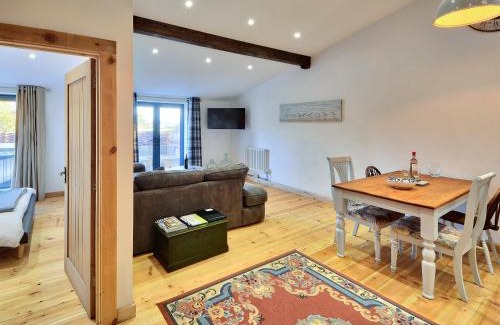 Ningwood House | Discover Dornfelder: Pet-Friendly Haven with Hot Tub