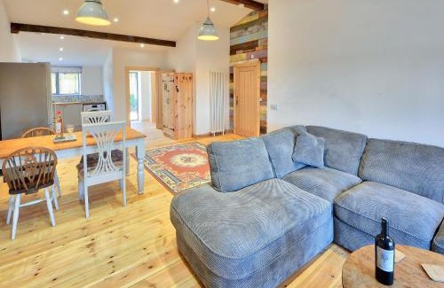 Ningwood House | Discover Dornfelder: Pet-Friendly Haven with Hot Tub