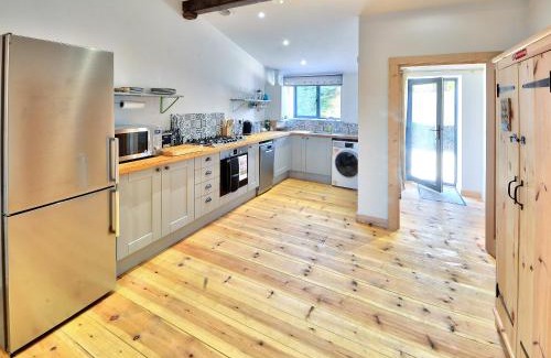 Ningwood House | Discover Dornfelder: Pet-Friendly Haven with Hot Tub