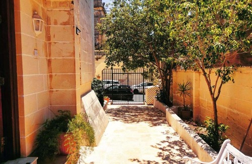 Ta' Xbiex House | Family-Friendly Stay at Dornik 2 with Pool Access