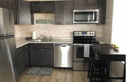 Carbon Hill House | Cozy Retreat: Tiny Home Near Ohio University with Breakfast