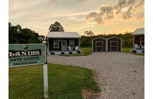 Carbon Hill House | Cozy Retreat: Tiny Home Near Ohio University with Breakfast