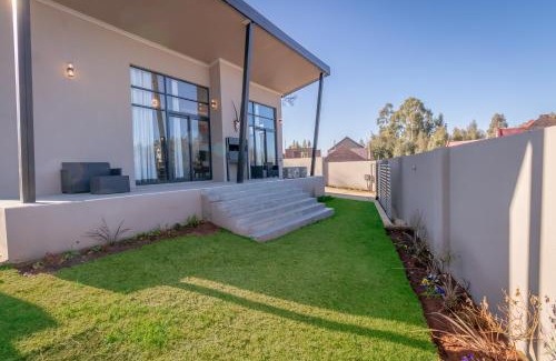 Dullstroom Villa | Wonderful Dorpshuis: Family-Friendly Getaway with 9.7 Rating